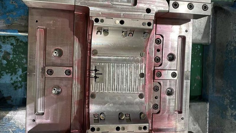汽车拉伸模具与冲压模具：本质区别与适用场景